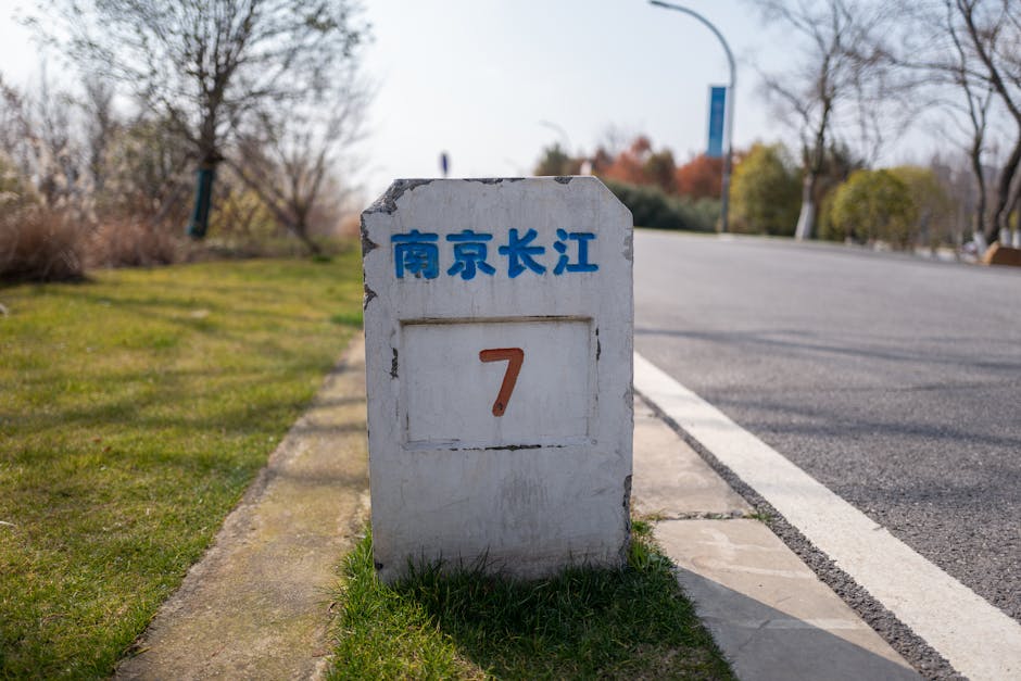 视频角落显示 AI 生成标识与数字水印验证的特写