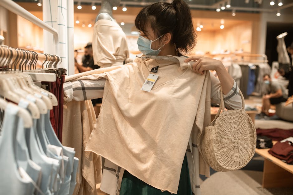 买手团队在会议室进行商品筛选的场景